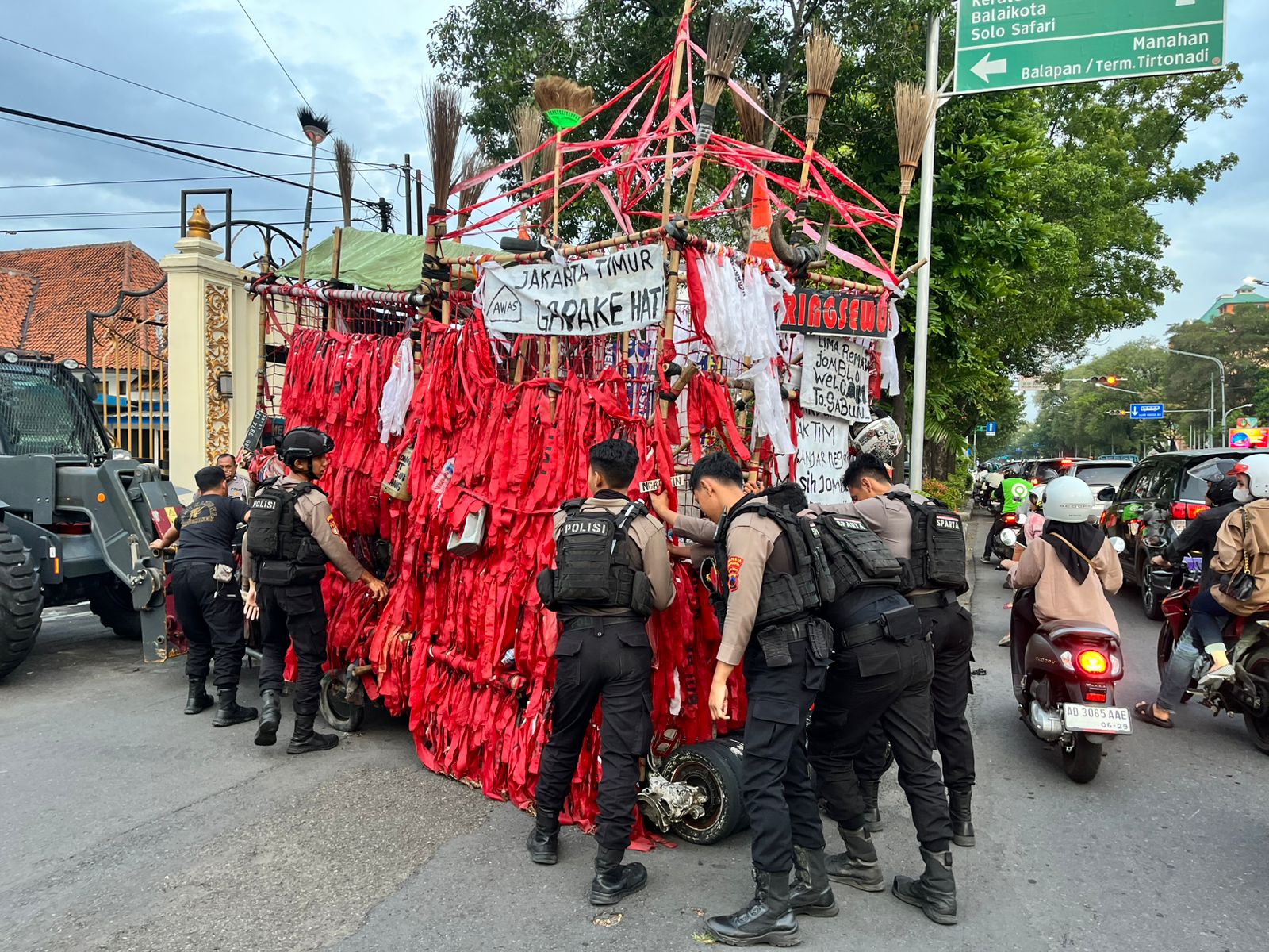 Tim Sparta Polresta Surakarta Amankan 5 Anak Punk Meminta Duit Pengunjung SPBU Laweyan Secara Paksa