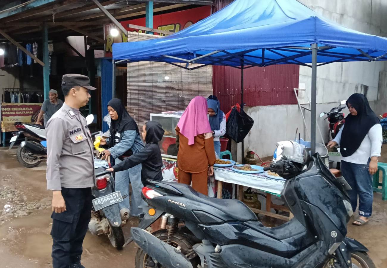 Polsek Tayan Hilir Hadir untuk Masyarakat, Berikan Pengamanan dan Pengaturan Lalu Lintas di Pasar Juadah