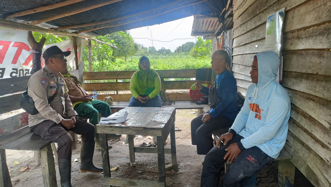 Datangi Warga dan Pelaku Usaha, Bhabinkamtibmas Polres Ketapang Himbau untuk Tidak Segan Melaporkan Aksi Pungli dan Premanisme*