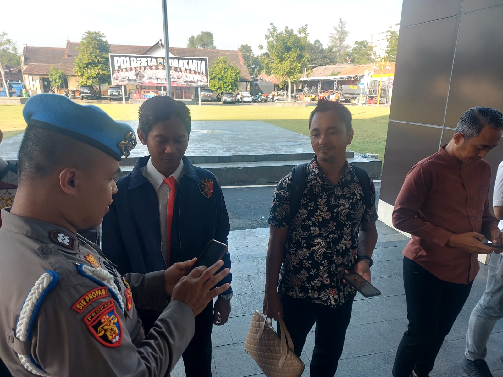 Seksi Propam Polresta Surakarta Lakukan Pemeriksaan Aplikasi di Handphone Personel